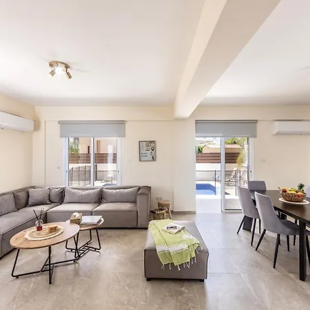 Chrystalla فيلة باراليمني