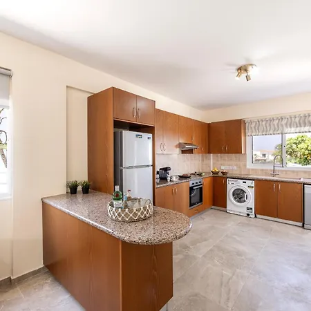 Chrystalla فيلة *