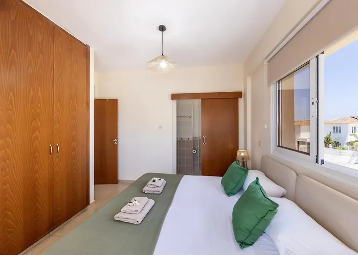 Chrystalla * Paralimni